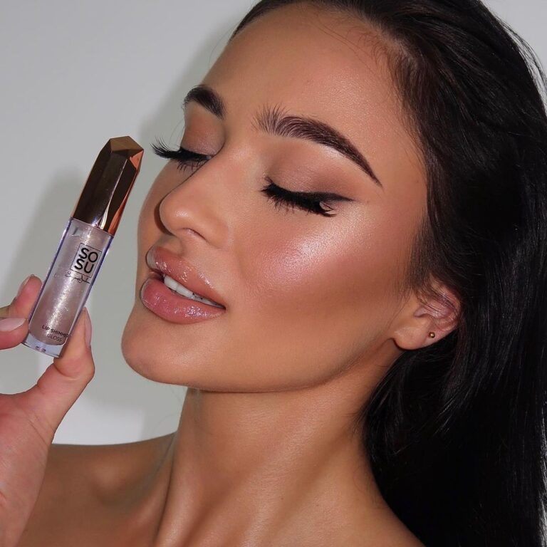 Alt text: Bride with clear lip gloss, healthy full-looking natural lips, minimal bridal lip look